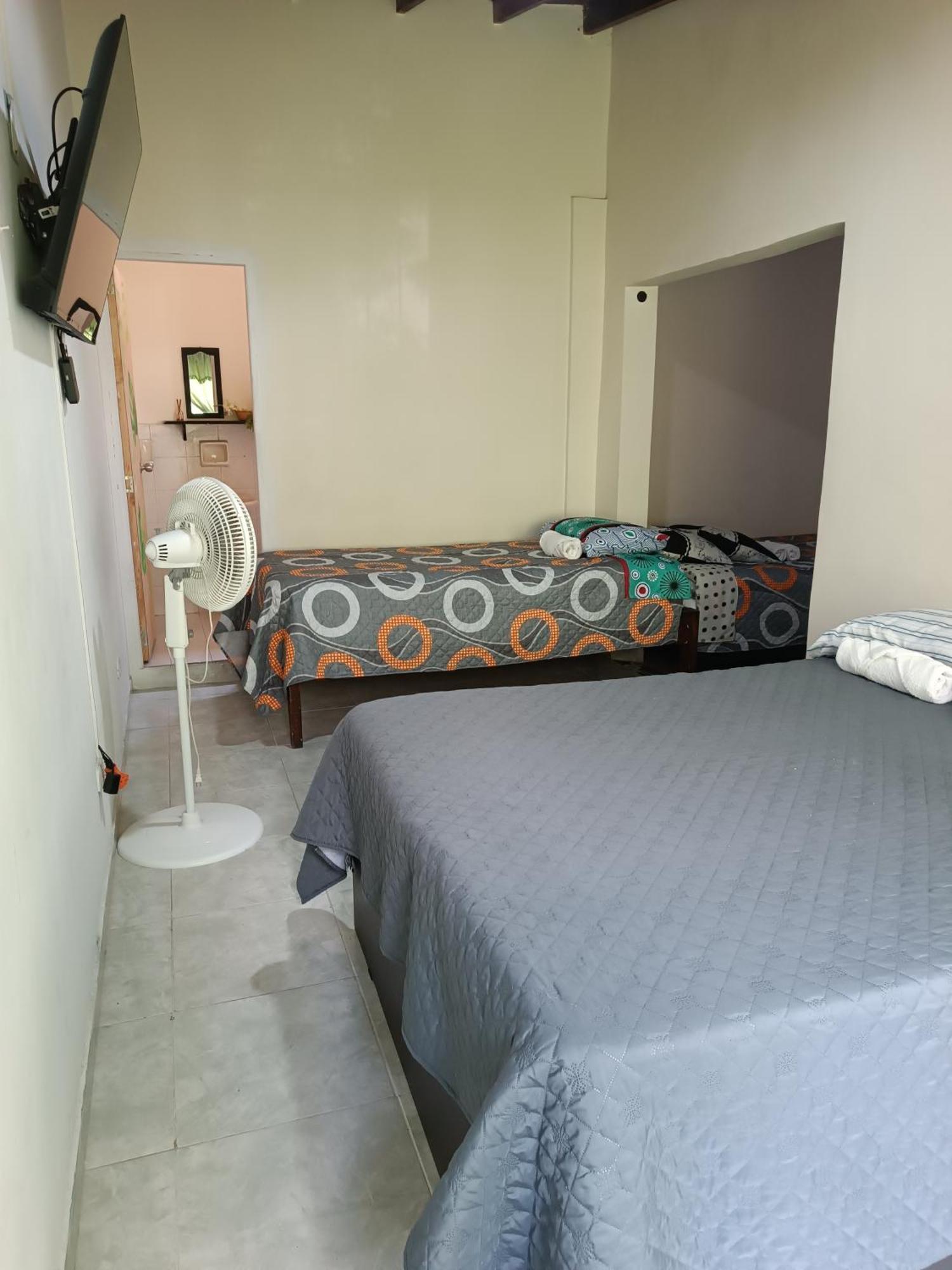 Pa Pasiar Hostal Medellín Szoba fotó